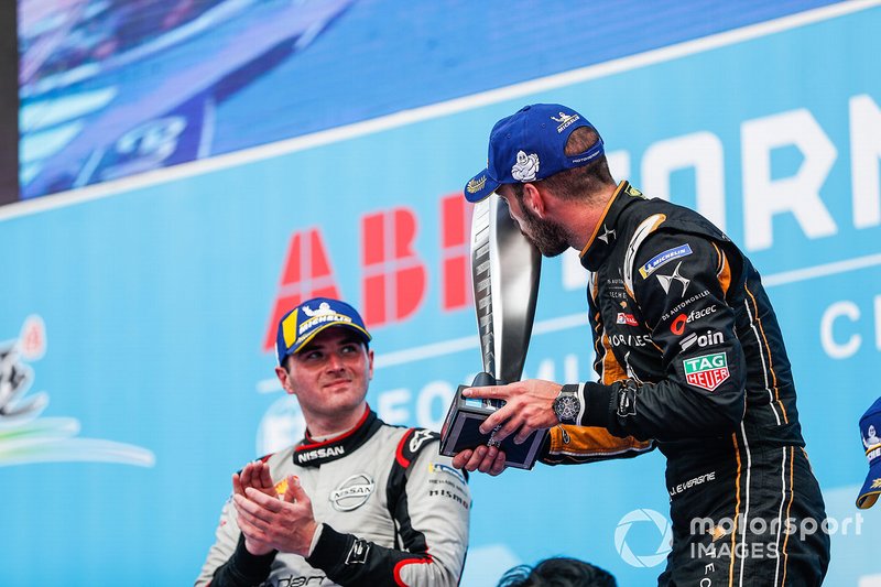 Jean-Eric Vergne, DS TECHEETAH, 1st position, kisses his trophy on the podium alongside Oliver Rowland, Nissan e.Dams, 2nd position,