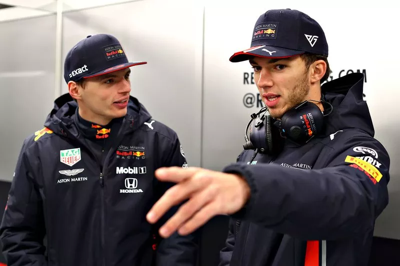 Der Teamkollege: Max war schon 2018 schneller als sein Teamkollege. 2019 ist er die unbestrittene Nummer 1. Pierre Gasly, das konnte man bei den Tests sehen, kann ihm nicht das Wasser reichen. Es hilft im Titelkampf, wenn einem der Teamkollege keine Punkte wegnimmt. Und es nicht, wie in Baku 2018, zu internen Crashes kommt.