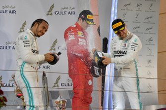 Lewis Hamilton, Mercedes AMG F1, Charles Leclerc, Ferrari, en Valtteri Bottas, Mercedes AMG F1 op het podium