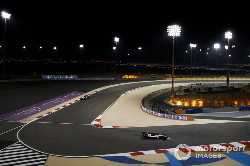 Antonio Giovinazzi, Alfa Romeo Racing C38, precede Kimi Raikkonen, Alfa Romeo Racing C38