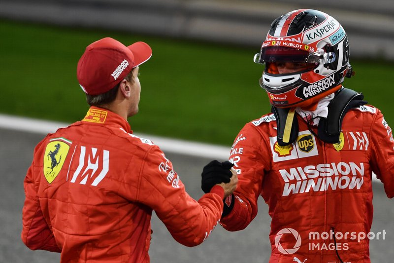 Sebastian Vettel, Ferrari, felicita a Charles Leclerc, Ferrari, por su primera pole en F1