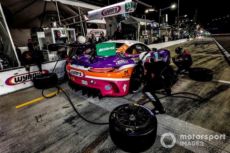 #33 Mercedes-AMG Team Riley Motorsports Mercedes-AMG GT3, GTD: Ben Keating, Jeroen Bleekemolen, Luca Stolz, Felipe Fraga, pit stop