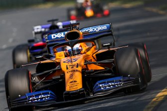 Carlos Sainz Jr., McLaren MCL34, Daniil Kvyat, Toro Rosso STR14
