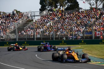 Carlos Sainz Jr., McLaren MCL34, voor Daniil Kvyat, Toro Rosso STR14, en Pierre Gasly, Red Bull Racing RB15