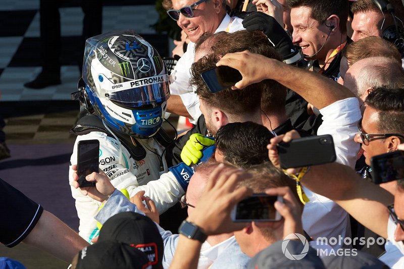 Valtteri Bottas, Mercedes AMG F1, vincitore, festeggia con la squadra al Parco Chiuso