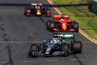 Lewis Hamilton, Mercedes AMG F1 W10, devant Sebastian Vettel, Ferrari SF90, et Max Verstappen, Red Bull Racing RB15