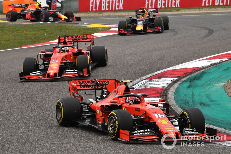 Charles Leclerc, Ferrari SF90, precede Sebastian Vettel, Ferrari SF90