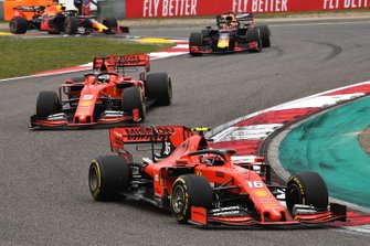 Charles Leclerc, Ferrari SF90, voor Sebastian Vettel, Ferrari SF90