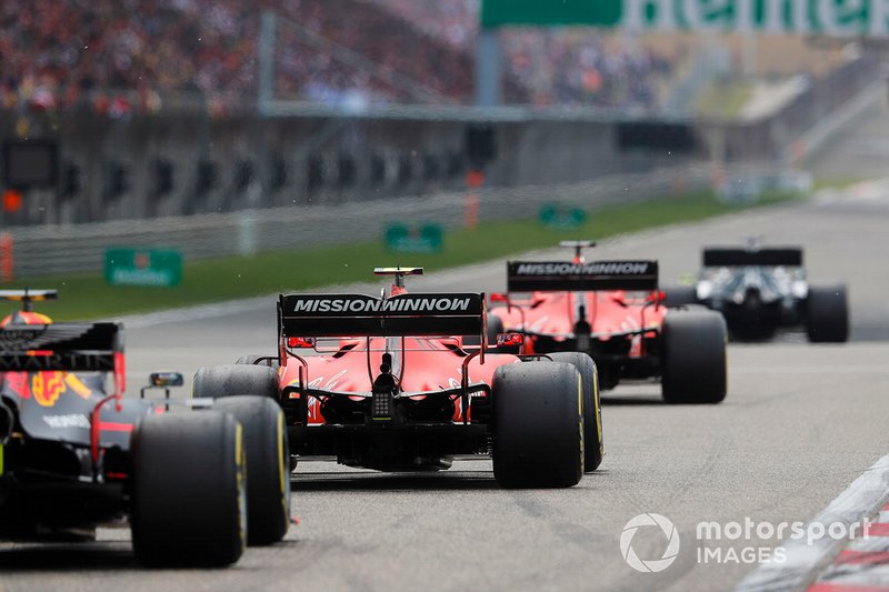 Sebastian Vettel, Ferrari SF90, Charles Leclerc, Ferrari SF90, y Max Verstappen, Red Bull Racing RB15 en parrilla