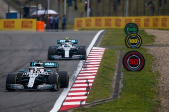 Lewis Hamilton, Mercedes AMG F1 W10, voor Valtteri Bottas, Mercedes AMG W10