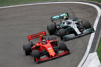 Charles Leclerc, Ferrari SF90, voor Valtteri Bottas, Mercedes AMG W10