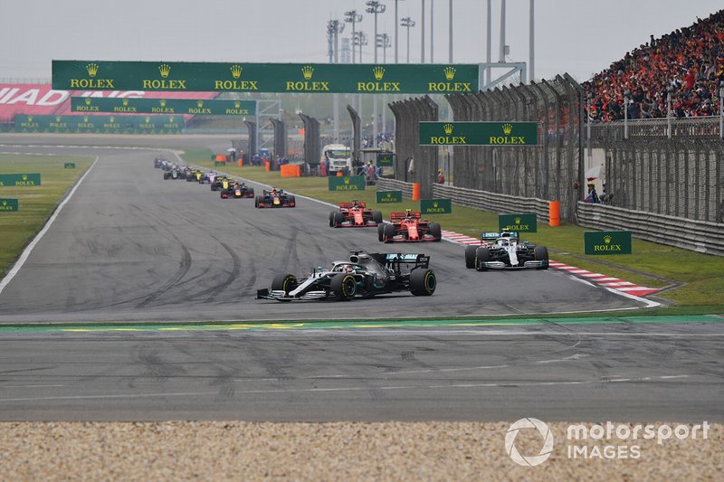 Lewis Hamilton, Mercedes AMG F1 W10, precede Valtteri Bottas, Mercedes AMG W10, Charles Leclerc, Ferrari SF90, Sebastian Vettel, Ferrari SF90, Max Verstappen, Red Bull Racing RB15, Pierre Gasly, Red Bull Racing RB15, e il resto del gruppo, nel giro di apertura