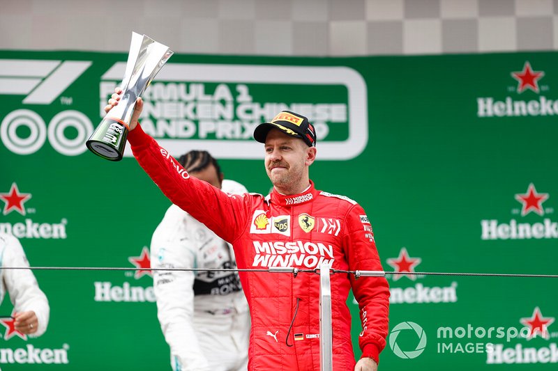 Sebastian Vettel, Ferrari, terzo, con il trofeo
