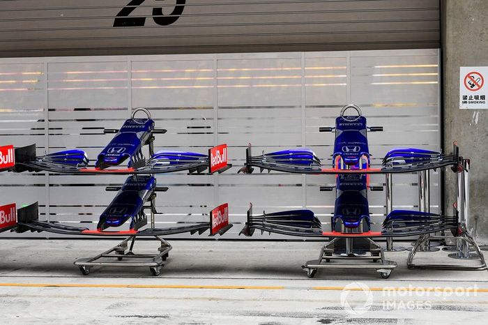 Detalle de alerones delanteros del Toro Rosso STR14 