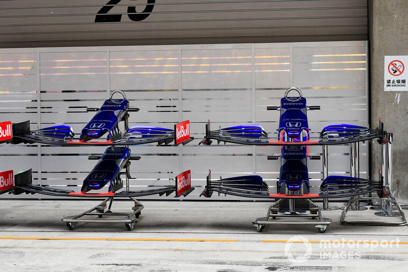 Detalle de alerones delanteros del Toro Rosso STR14