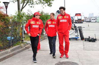Charles Leclerc, Ferrari, Sebastian Vettel, Ferrari en Mattia Binotto, teambaas Ferrari