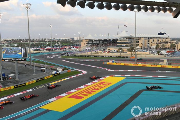 Lewis Hamilton, Mercedes W12, se va por el interior de la curva, Max Verstappen, Red Bull Racing RB16B, Sergio Pérez, Red Bull Racing RB16B