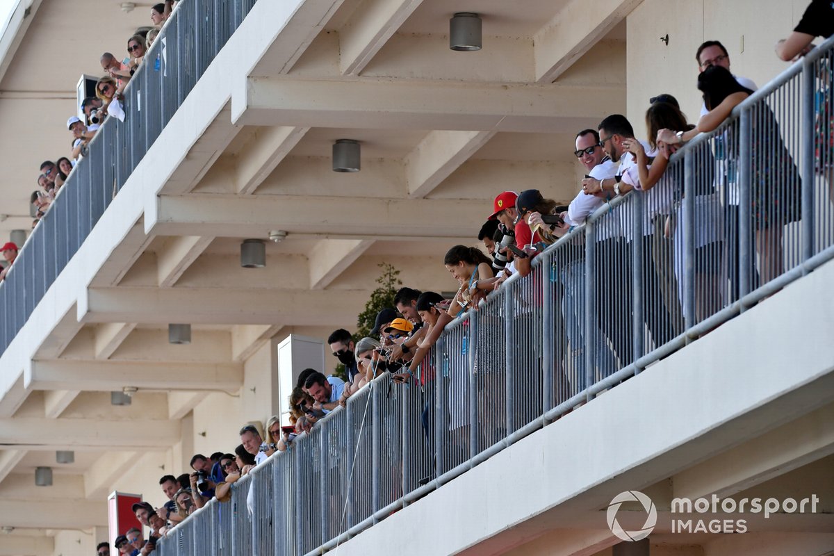Los hinchas son espectadores desde los balcones