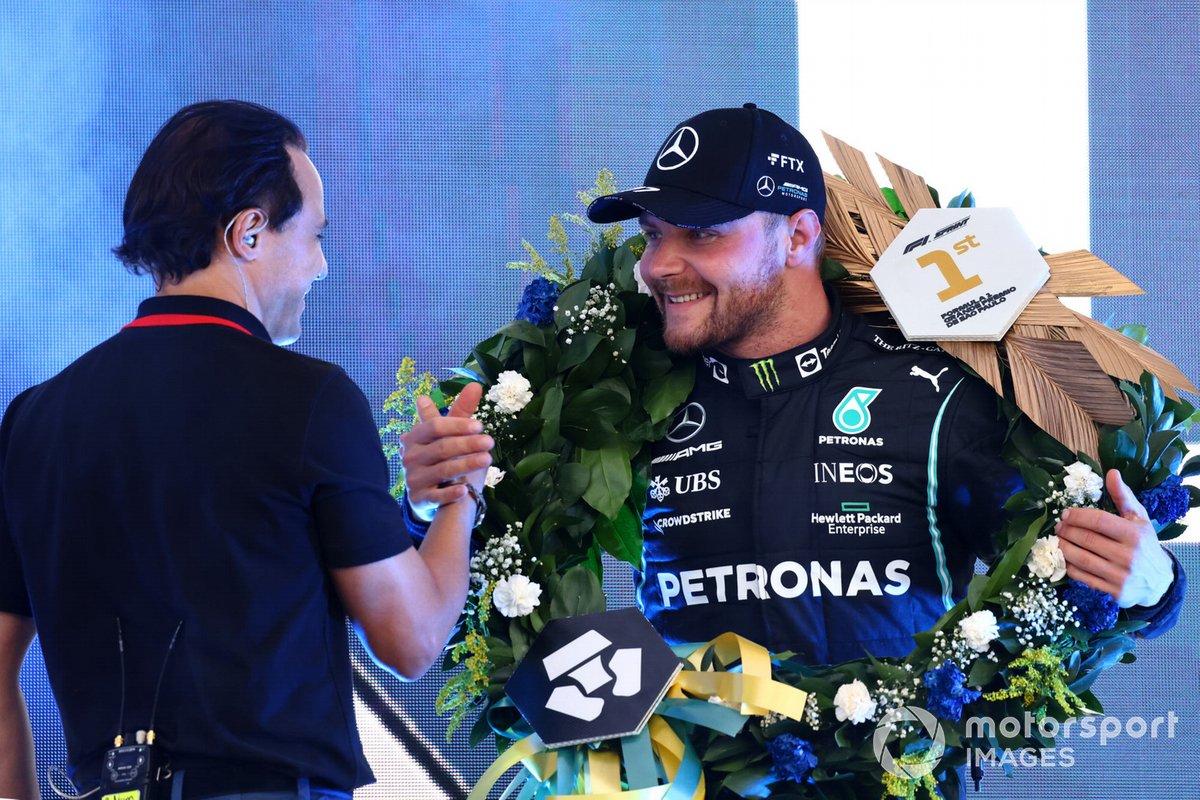 Felipe Massa felicita a Valtteri Bottas, Mercedes, 1ª posición, en el podio