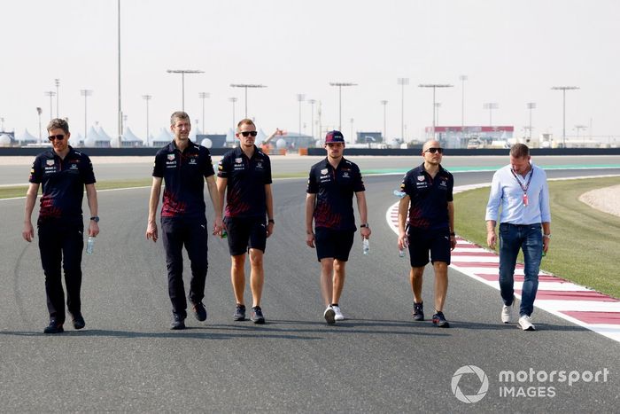 Max Verstappen, Red Bull Racing, recorre la pista con su padre Jos Verstappen y otros miembros de Red Bull