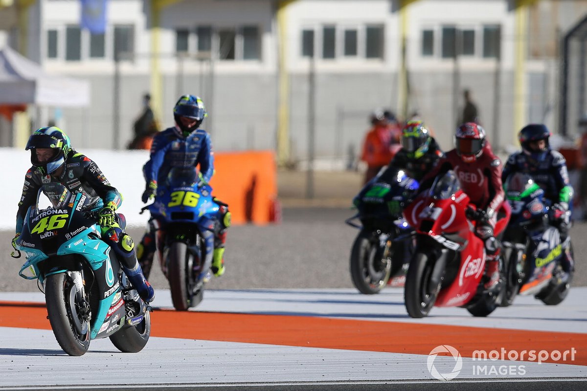 Valentino Rossi suivi par les autres pilotes à l'arrivée