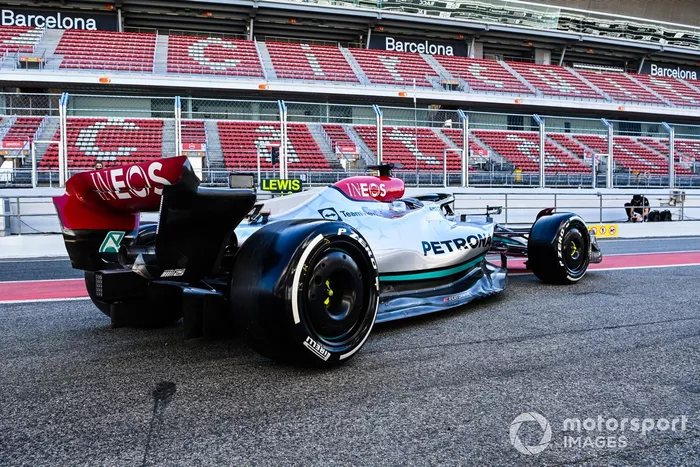 Lewis Hamilton, Mercedes W13, sale de boxes