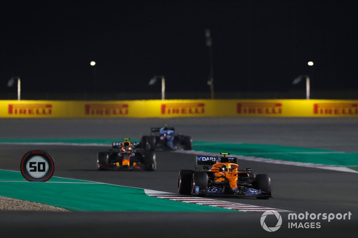 Lando Norris, McLaren MCL35M, Sergio Pérez, Red Bull Racing RB16B