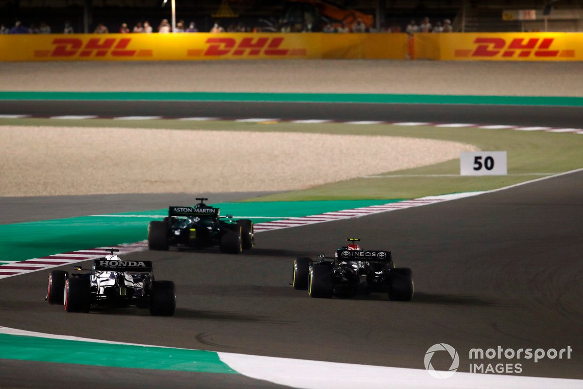 Lance Stroll, Aston Martin AMR21, Valtteri Bottas, Mercedes W12, e Yuki Tsunoda, AlphaTauri AT02