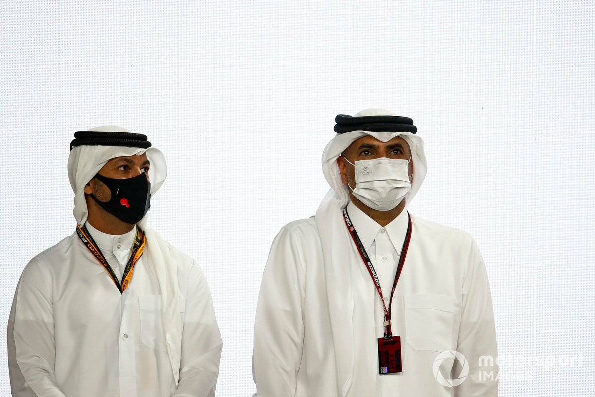 Mr Aziz Aluthman Fakhroo, HE Sheikh Khalid Bin Abduaziz Al- Thani, HE Salah Bin Ghanim Al - Ali, y Mr. Abdulrahman Bin Abdullatif Al - Mannai, en el podio de Qatar