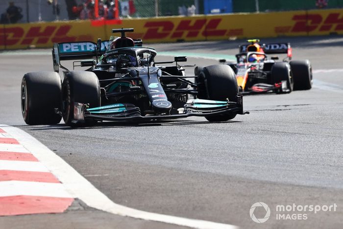 Lewis Hamilton, Mercedes W12, Sergio Pérez, Red Bull Racing RB16B