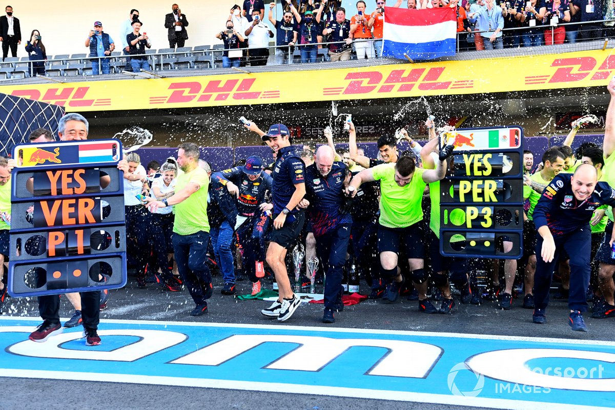 Max Verstappen, Red Bull Racing, 1ª posición, Sergio Pérez, Red Bull Racing, 3ª posición, Adrian Newey, director técnico de Red Bull Racing, y el equipo Red Bull Racing celebran tras la carrera