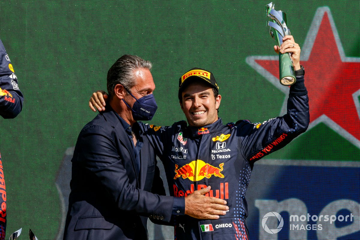 Podio: Carlos Slim Domit entrega al tercer lugar Sergio Pérez, Red Bull Racing su trofeo