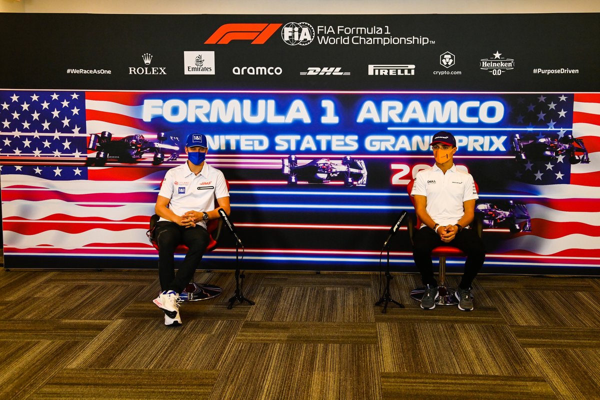 Lando Norris, McLaren, y Mick Schumacher, Haas F1, en la rueda de prensa de pilotos