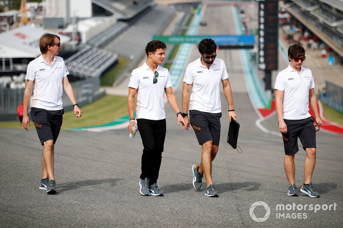 Lando Norris, McLaren camina por la pista