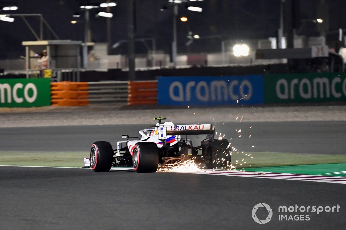 Las chispas salen del coche de Mick Schumacher, Haas VF-21
