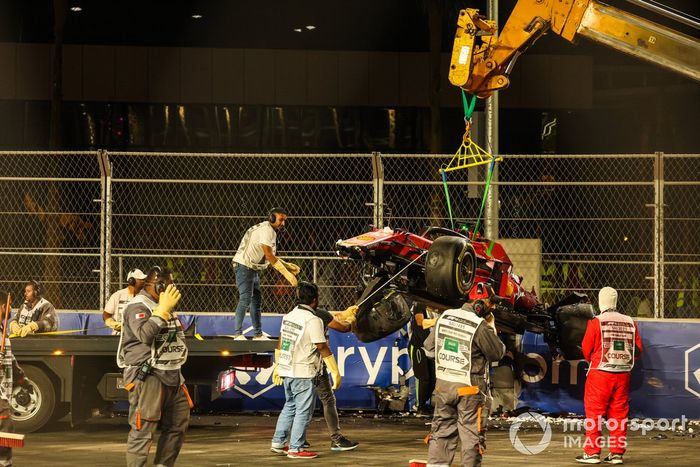Los oficiales de pista retiran el coche de Charles Leclerc, Ferrari SF21, del circuito