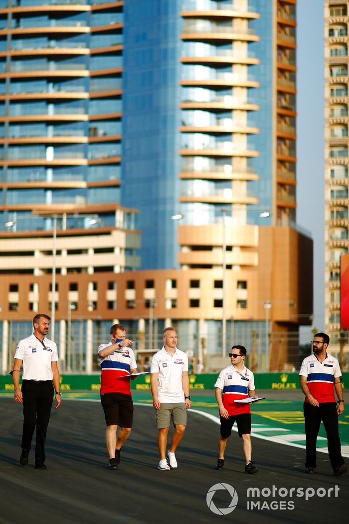 Nikita Mazepin, de Haas F1, recorre la pista con miembros de su equipo