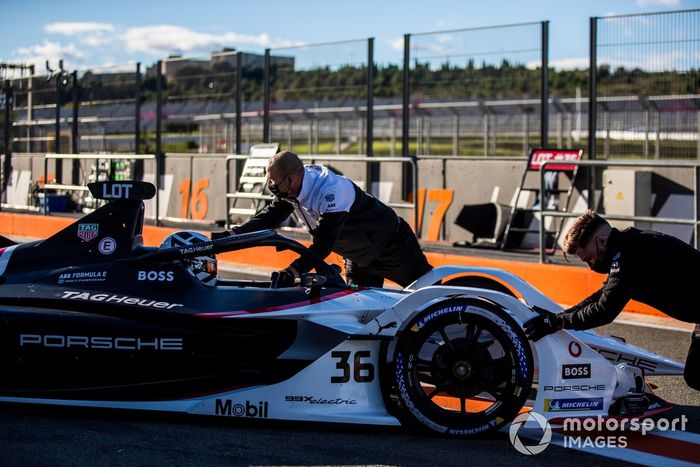 Mechanics push Andre Lotterer, Porsche, Porsche 99X Electric