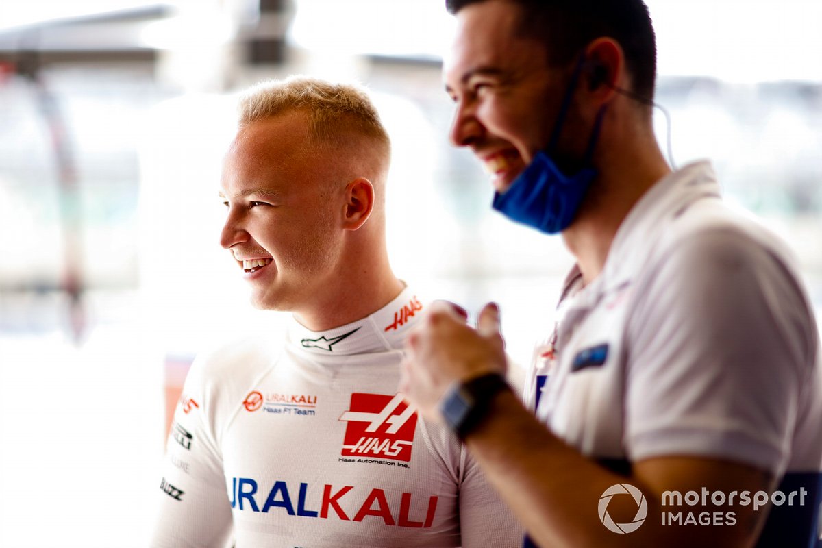 Nikita Mazepin, Haas F1, with mechanics in the garage