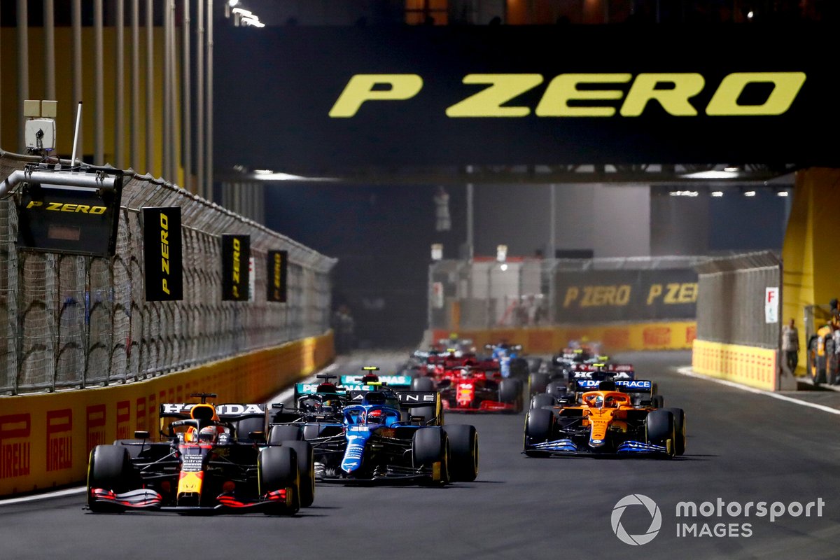 Max Verstappen, Red Bull Racing RB16B, Esteban Ocon, Alpine A521, y Lewis Hamilton, Mercedes W12