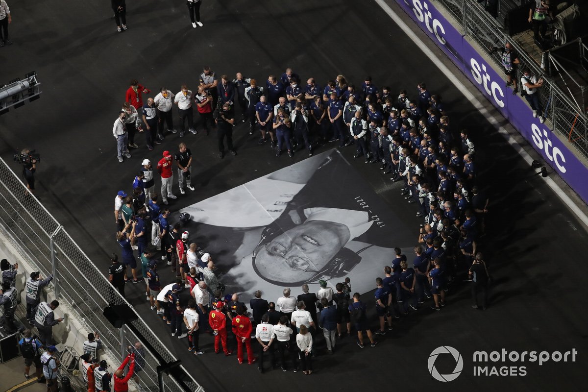 Los pilotos se reúnen para el homenaje a Frank Williams en la línea de meta