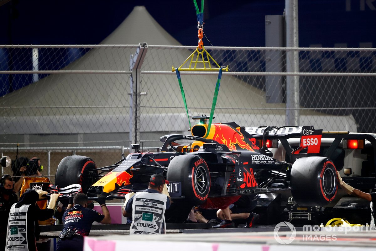 El coche dañado de Max Verstappen, Red Bull Racing RB16B, en una grúa