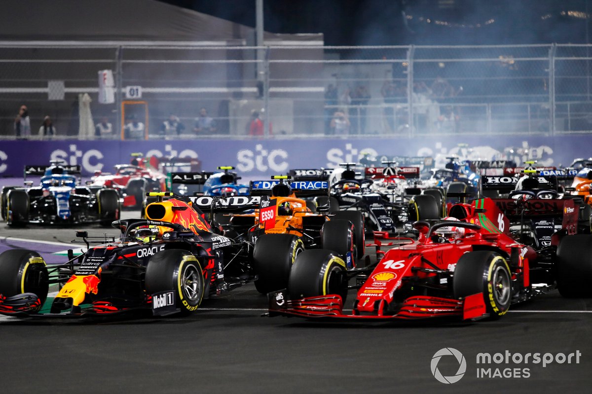 Sergio Perez, Red Bull Racing RB16B, Charles Leclerc, Ferrari SF21, e Lando Norris, McLaren MCL35M, alla ripartenza