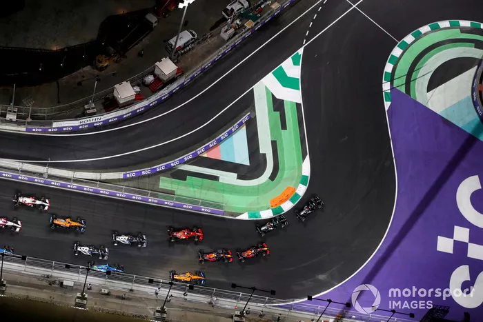Lewis Hamilton, Mercedes W12, Valtteri Bottas, Mercedes W12, Max Verstappen, Red Bull Racing RB16B, Sergio Pérez, Red Bull Racing RB16B, Charles Leclerc, Ferrari SF21, y el resto de la parrilla al inicio