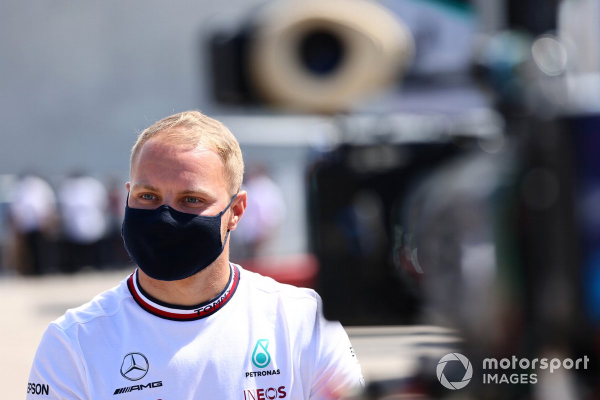 Valtteri Bottas, Mercedes, habla con los medios