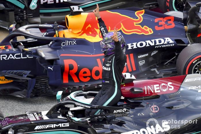 Lewis Hamilton, Mercedes, primera posición, celebra su victoria en su llegada al Parque Cerrado