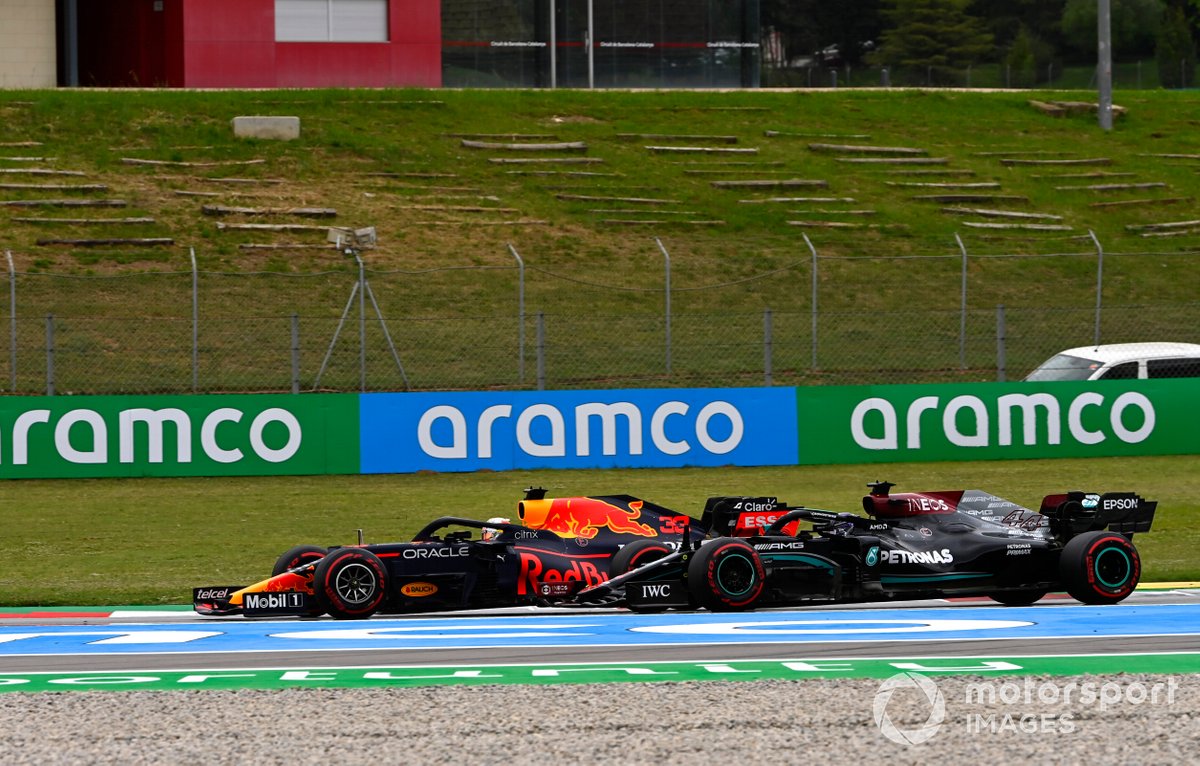 Max Verstappen, Red Bull Racing RB16B, passa Sir Lewis Hamilton, Mercedes W12, al primo giro della gara