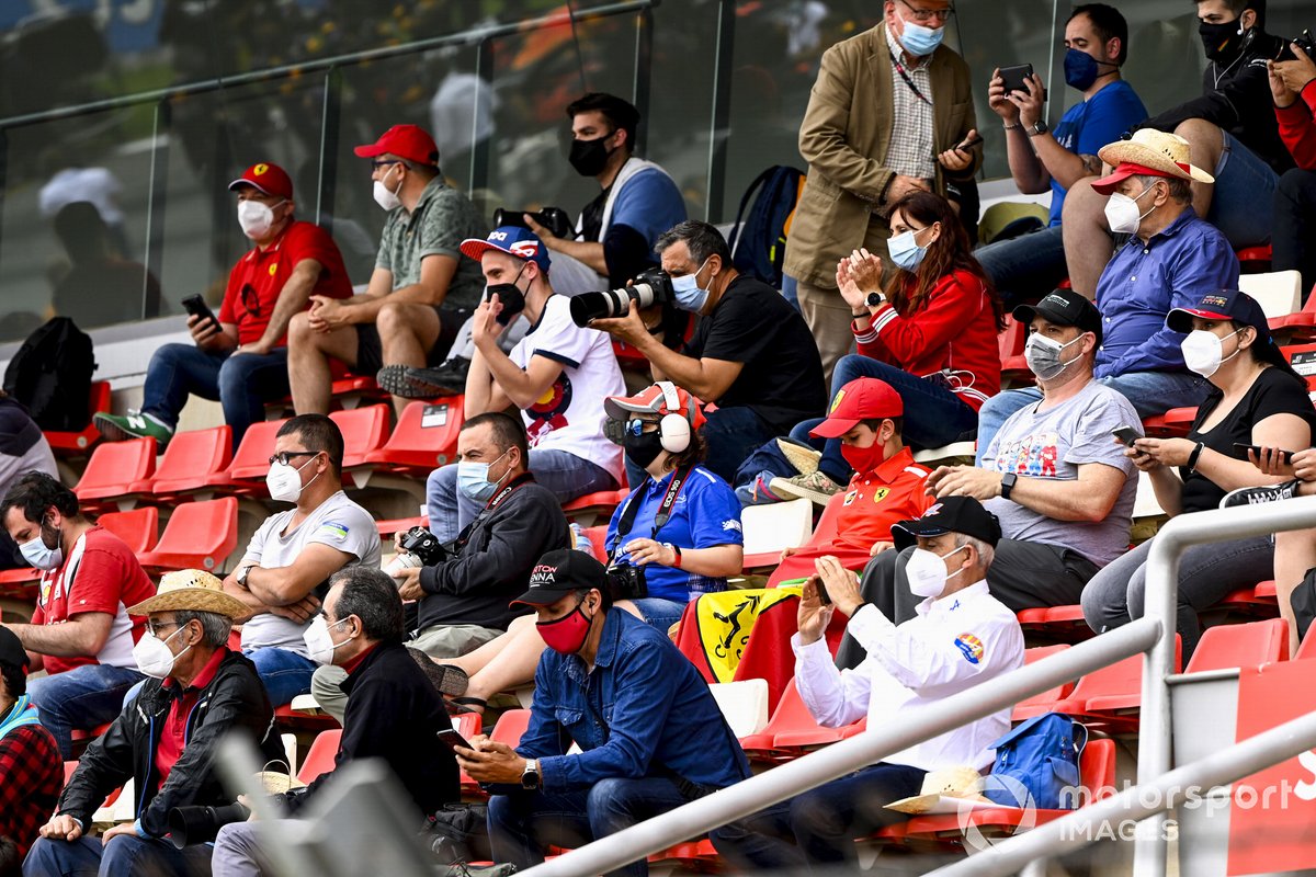 Los fans sentados en las gradas