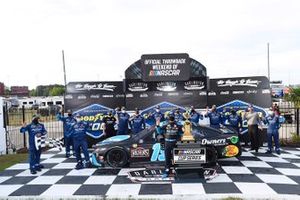 Race winner Martin Truex Jr., Joe Gibbs Racing, Toyota Camry Auto-Owners Insurance