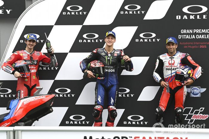 Ganador de la pole Fabio Quartararo, Yamaha Factory Racing, segundo puesto Francesco Bagnaia, Ducati Team, tercer puesto Johann Zarco, Pramac Racing 